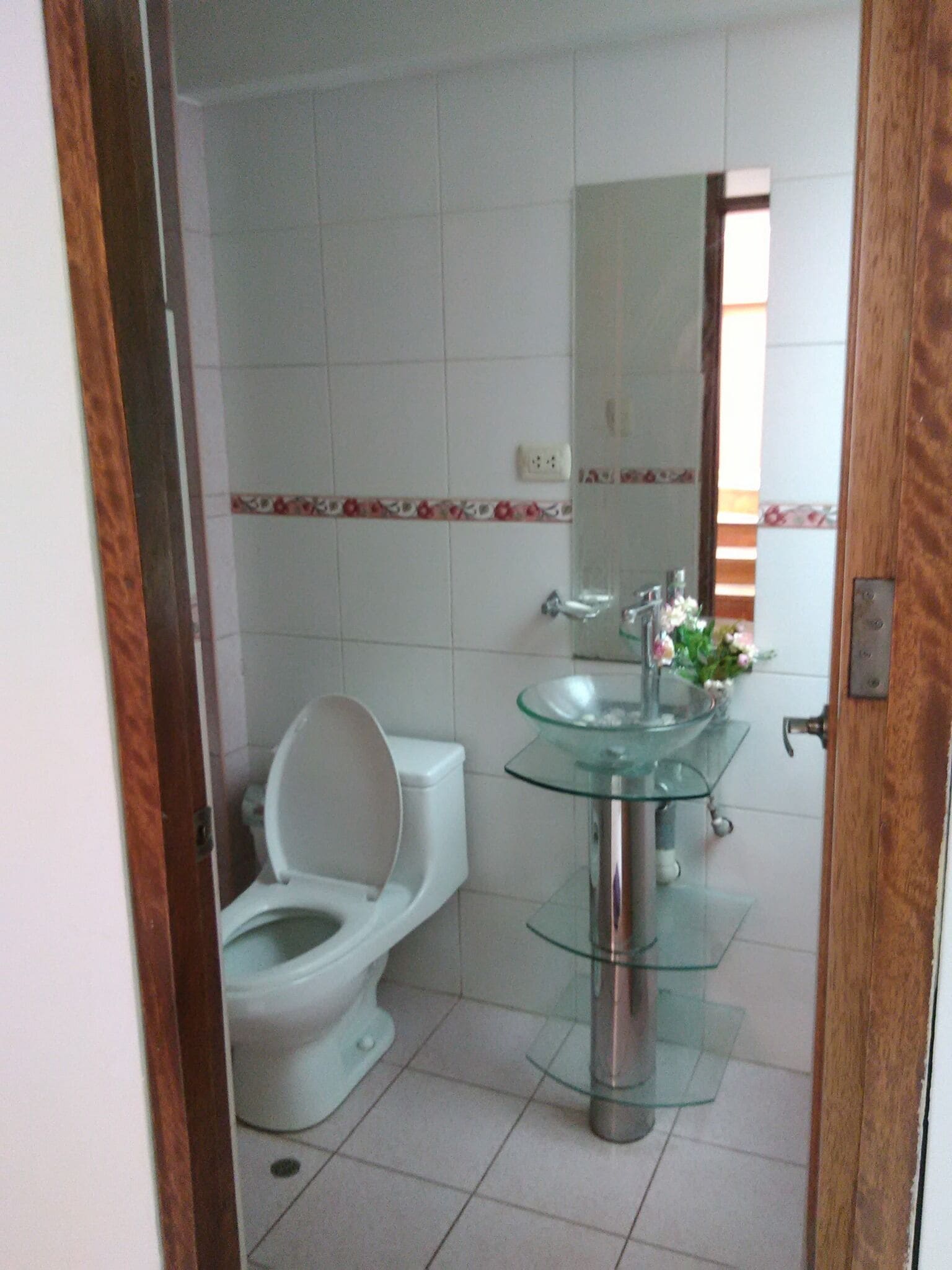 Een douche, handdoeken, toiletpapier