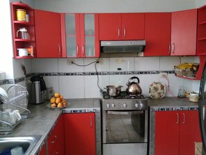 Fridge, microwave, stovetop, cookware/dishes/utensils - Shanell House - Hostel (Cusco)