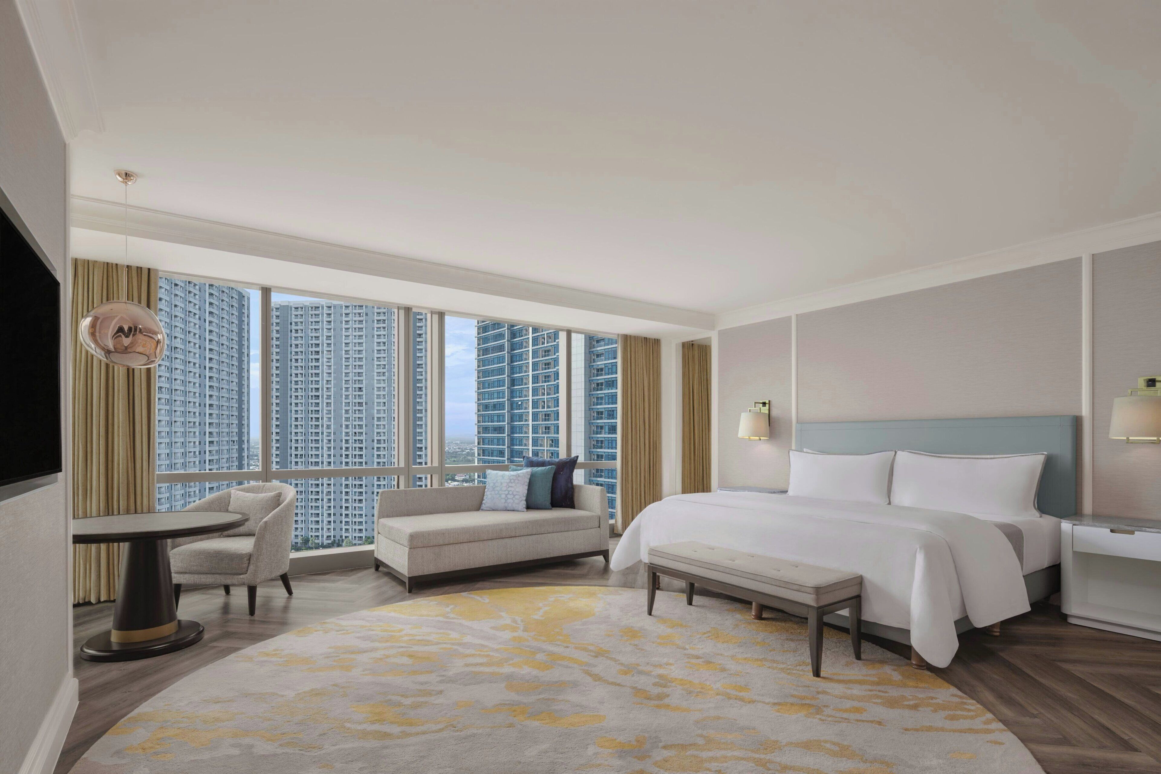 Junior Suite, 1 King Bed | Lounge | Serves lunch, dinner, and happy hour