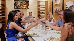 A group of people toasting at a dinner table with various dishes and wine glasses. - Amazing Heated Jacuzzi, Private Pool, 2 Bed/Bath, AC in Everyroom!!!! (Sosúa)