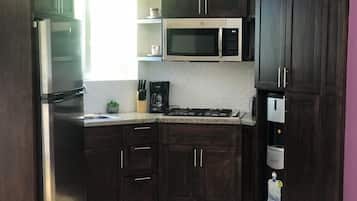 Réfrigérateur, micro-ondes, plaque de cuisson, cafetiÚre/bouilloire