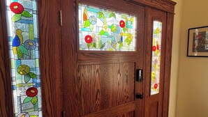 A wooden door with stained glass panels. - 5-bedroom home perfect for families/ groups. Located just minutes DT Vancouver (Vancouver)