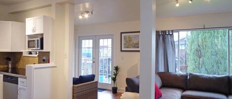 Smart-tv, een open haard, Netflix en boeken