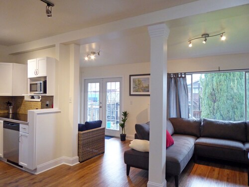 5-bedroom home perfect for families/ groups. Located just minutes DT Vancouver