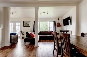 Smart TV, fireplace, Netflix, books - 5 bedroom, whole house, totally private and centrally located (Vancouver)