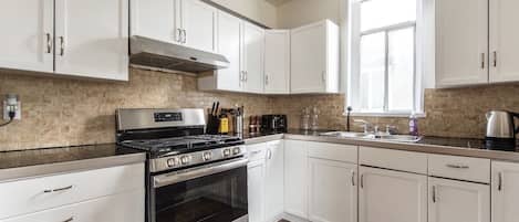 Frigorífic gran, microones, forn i placa de cuina