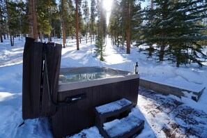 Outdoor spa tub - Perfect winter 4 bed home in Breckenridge, Close to skiing, hiking & golf. (Breckenridge)