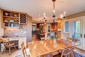 Dining - Perfect winter 4 bed home in Breckenridge, Close to skiing, hiking & golf. (Breckenridge)
