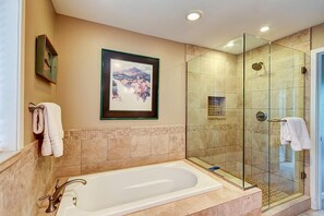 Combined shower/bathtub, hair dryer, towels, soap - Perfect winter 4 bed home in Breckenridge, Close to skiing, hiking & golf. (Breckenridge)