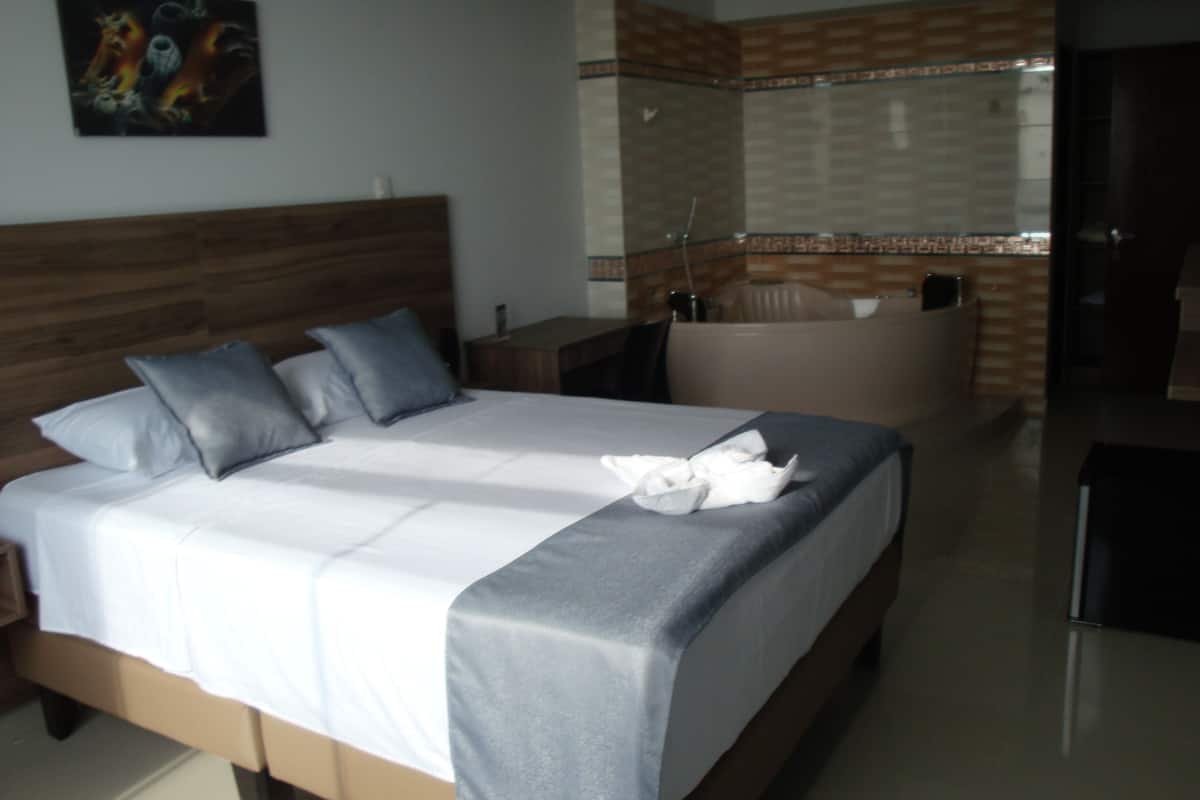 executive room, 1 queen bed, hot tub | egyptian cotton sheets, premium bedding, down duvets, pillow-top beds