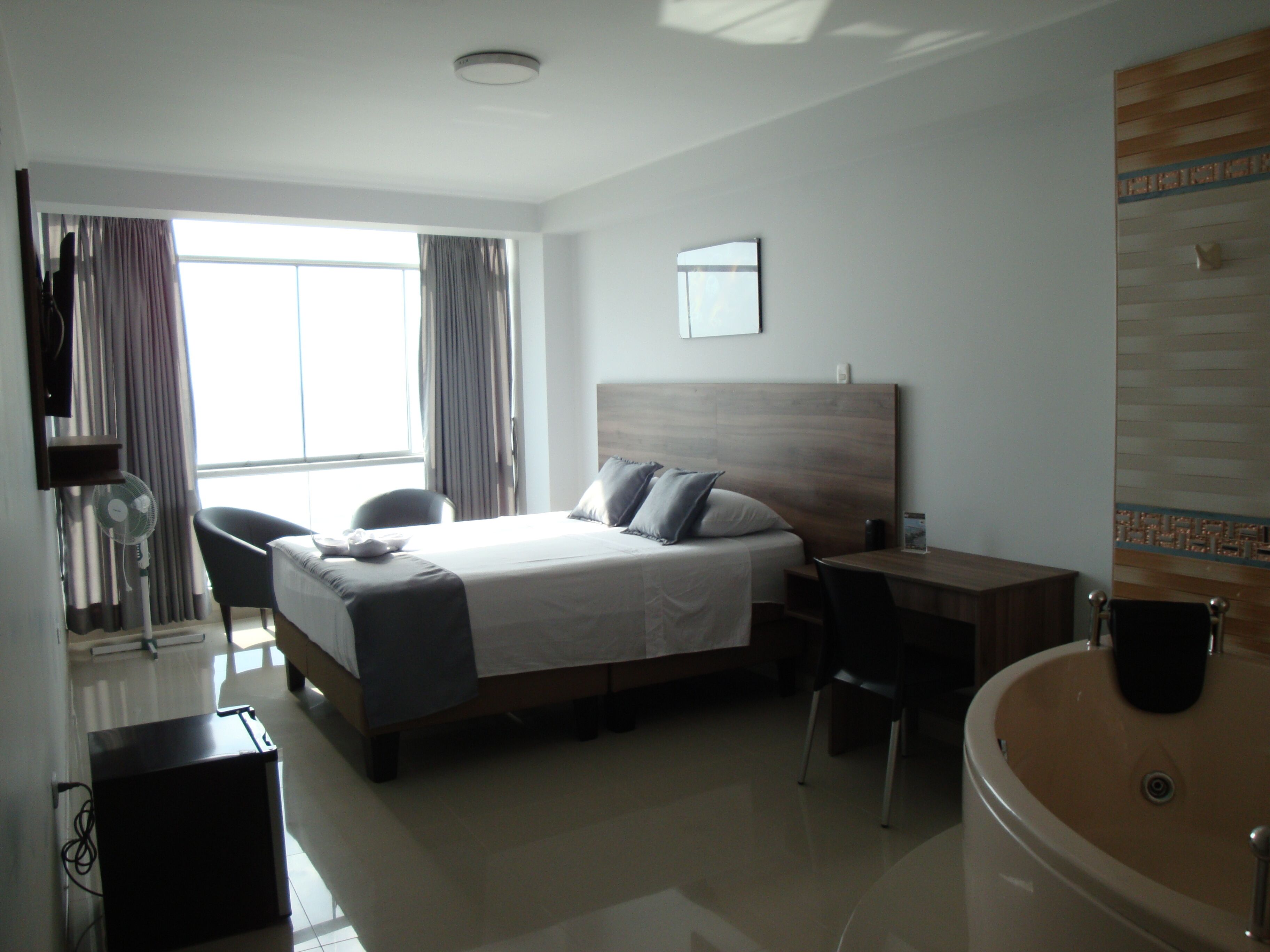 executive room, 1 queen bed, hot tub | egyptian cotton sheets, premium bedding, down duvets, pillow-top beds