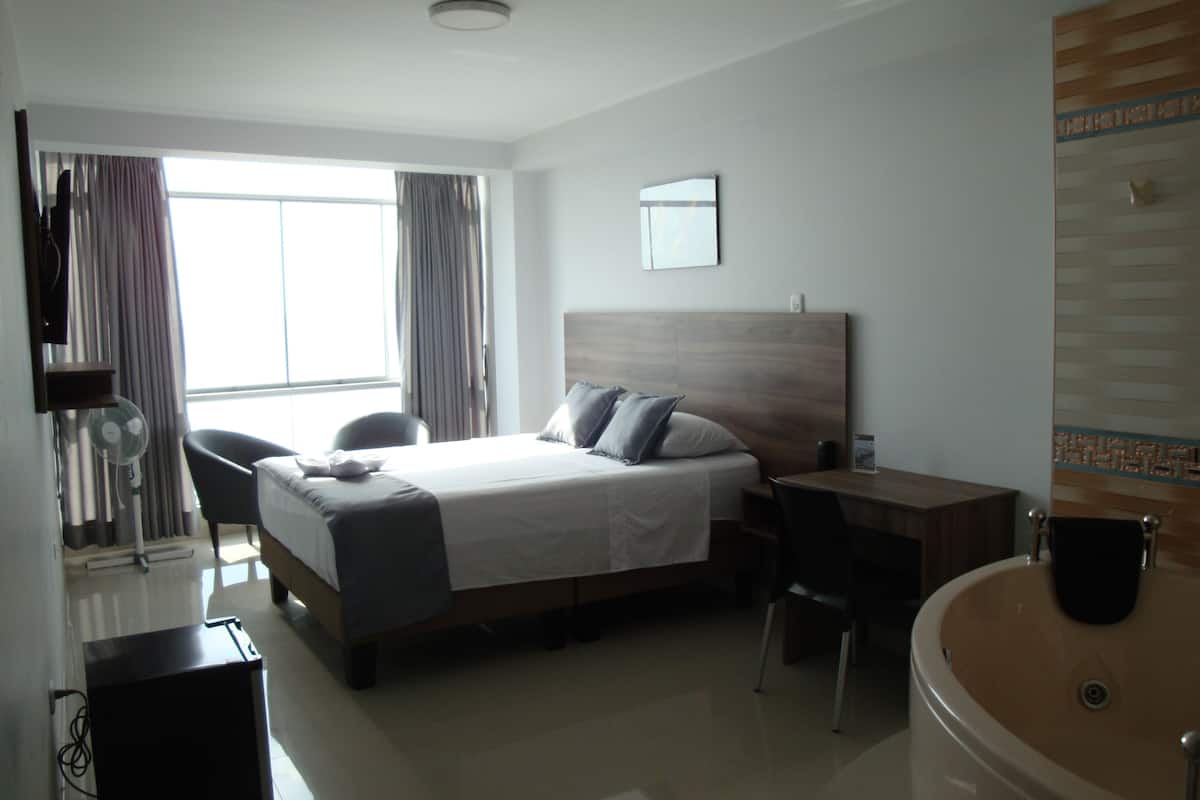executive room, 1 queen bed, hot tub | egyptian cotton sheets, premium bedding, down duvets, pillow-top beds