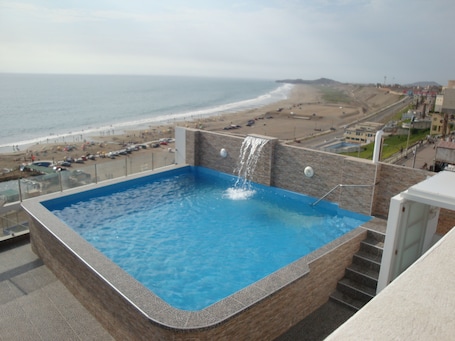 Sezonluk açık havuz, 9 ve 22 saatleri arasında açık, havuz şemsiyeleri