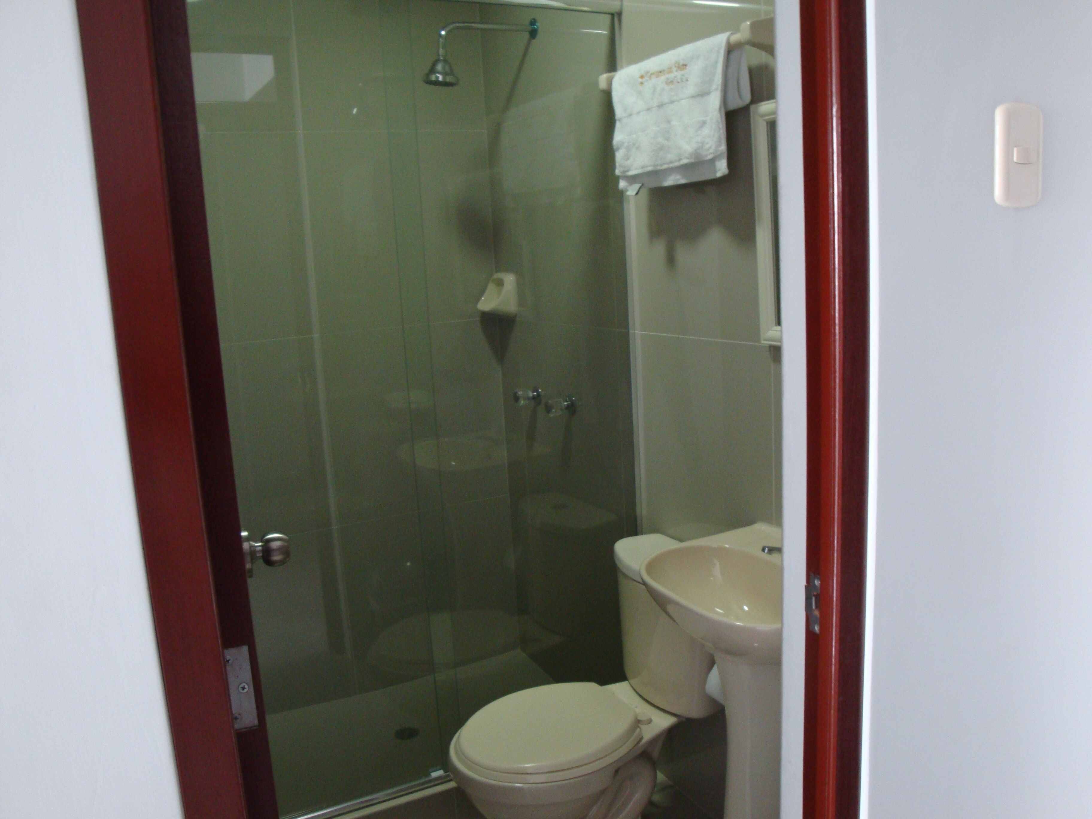 shower, rainfall showerhead, free toiletries, towels