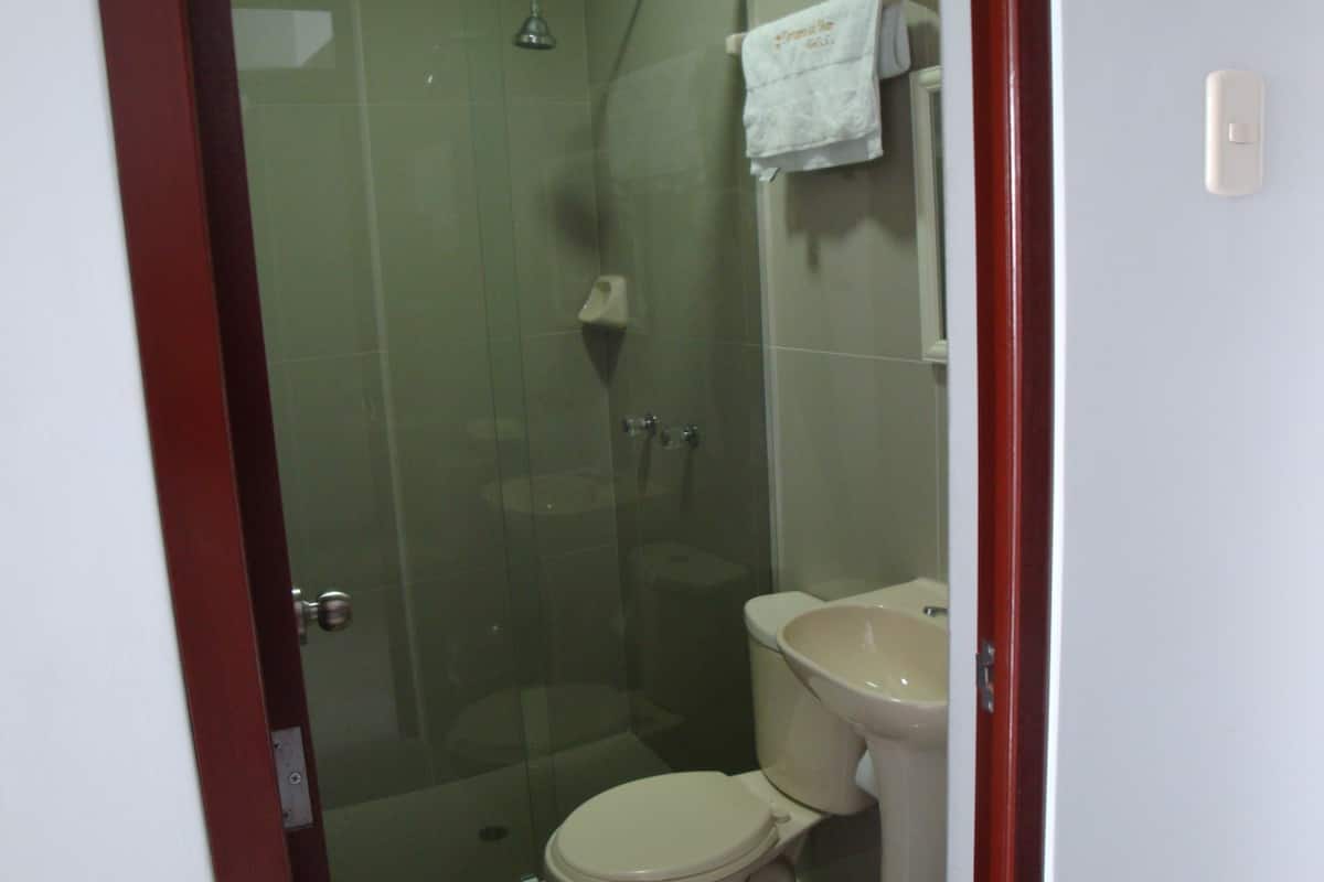 shower, rainfall showerhead, free toiletries, towels