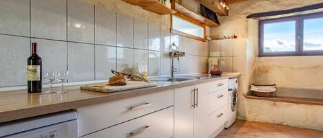 Micro-ondes, four, lave-vaisselle, congélateur