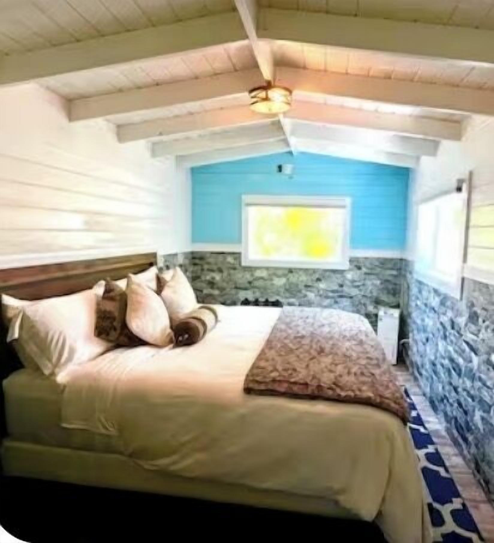 4 bedrooms, in-room safe, iron/ironing board, travel cot