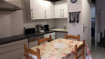 Frigorífico, microondas, horno y lavavajillas