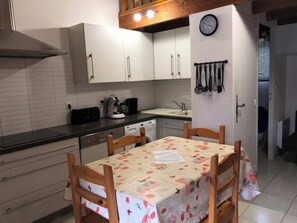 Kylskåp, mikrovågsugn, ugn och diskmaskin