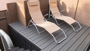 Two beige lounge chairs with metal frames on a wooden deck. - Homerez - House in Saint-Martin-de-Brômes (Saint-Martin-de-Brômes)