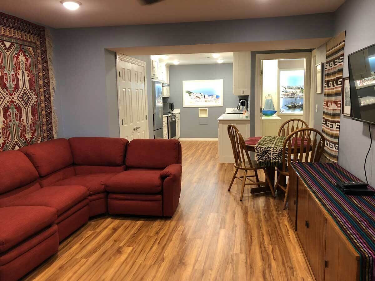 Rollerbag Ready - Fully Furnished Studio for Longer Term Rental, Utilities paid