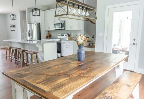 Open concept, peaceful porches, quiet, clean!