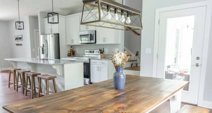 Open concept, peaceful porches, quiet, clean!