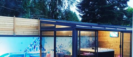 Outdoor spa tub