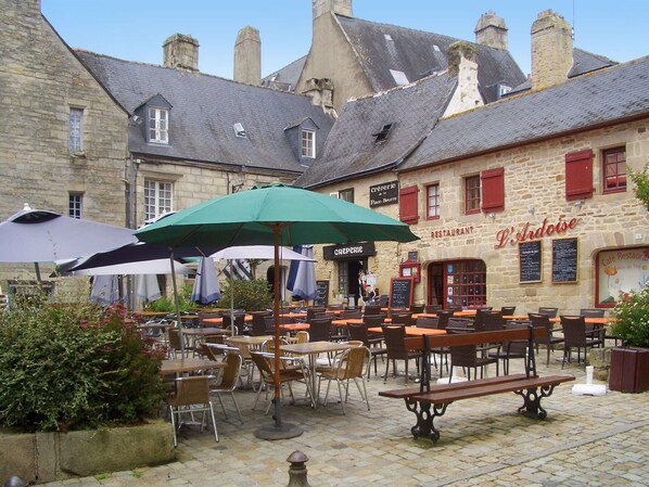 Outdoor dining - Beautiful private villa for 4 guests with WIFI, TV and terrace (Quimper)