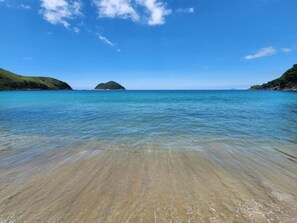 Plage à proximité, chaises longues