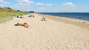 A sandy beach with people sunbathing and swimming. - Nice apartment in villa for 6 people with WIFI, pool, TV, terrace and pets allowed (Rochefort-en-terre)