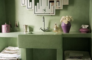 Classic Double or Twin Room (Menthe) | Bathroom | Shower, rainfall showerhead, free toiletries, hair dryer - Riad Le J (Marrakech)