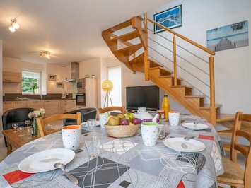 Table, Meubles, Propriété, Chaise, Vaisselle, Bùtiment, Design Intérieur, Bois, Sol, Plante