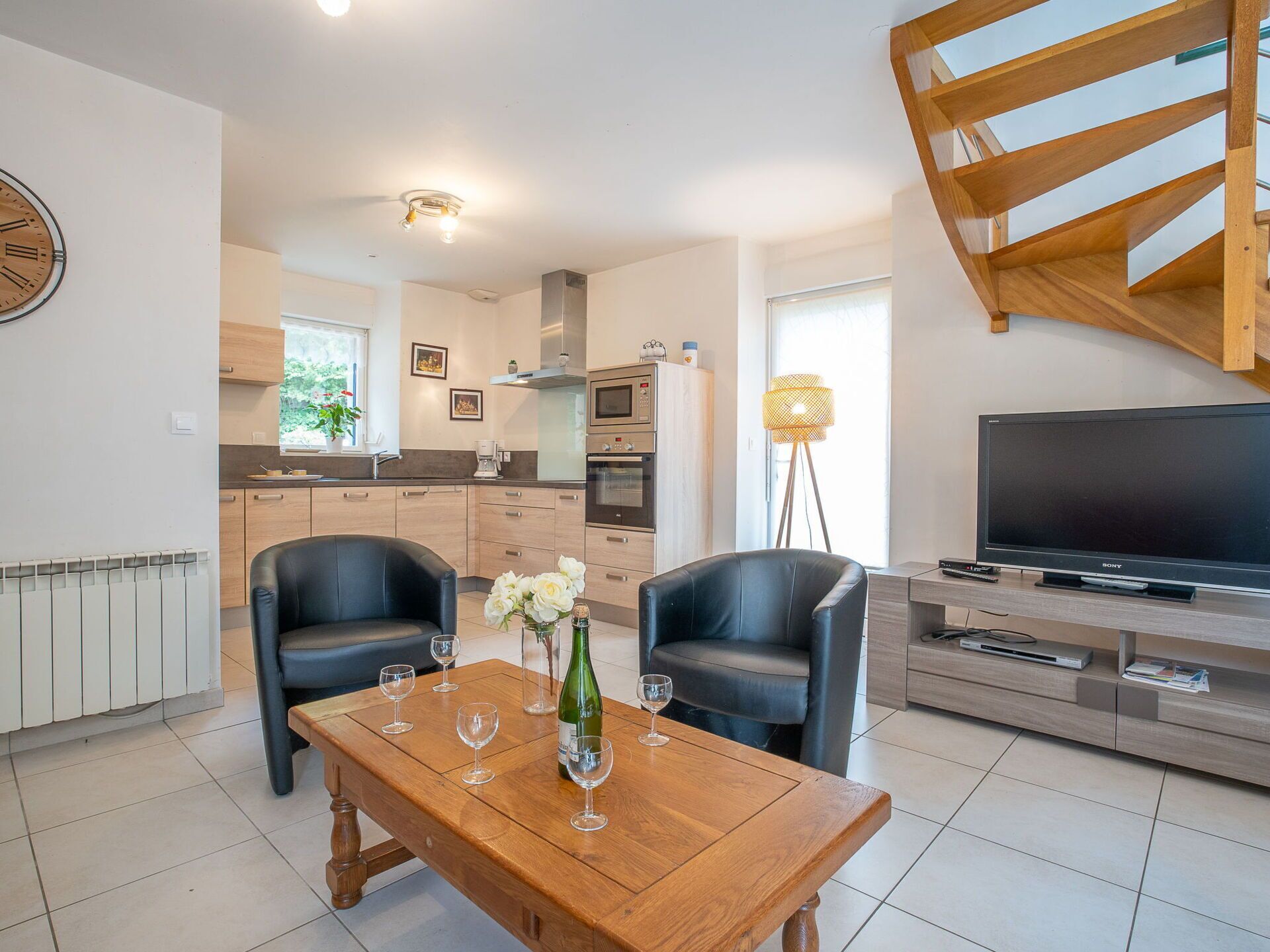 Télévision, cheminée, lecteur de DVD