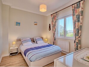 2 bedrooms, travel cot
