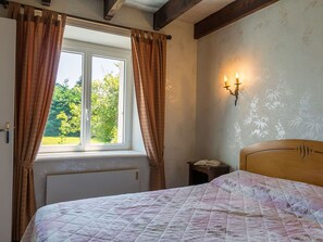 2 bedrooms, travel crib, free WiFi