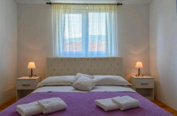 3 bedrooms, iron/ironing board, WiFi, bed sheets