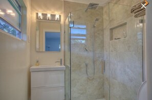 Dusche, Regendusche, Haartrockner, Handtücher