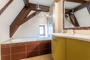 Combined shower/bathtub, hair dryer, towels, shampoo - Charming duplex near Cathedral (Strasbourg)