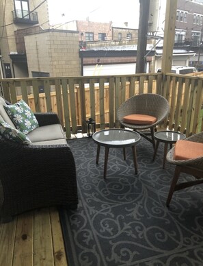 Property grounds - North Center - Modern, Safe, Family-Friendly, Solar-Powered Apartment (Chicago)