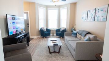 Una Smart TV, un reproductor de DVD, una videoteca