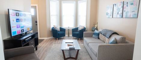 スマートテレビ、DVD プレーヤー、ビデオライブラリ