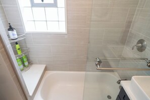 Combined shower/tub, hair dryer, towels, soap - North Center - Modern, Safe, Family-Friendly, Solar-Powered Apartment (Chicago)