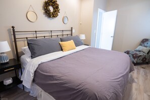 2 bedrooms, iron/ironing board, travel cot, free WiFi - North Center - Modern, Safe, Family-Friendly, Solar-Powered Apartment (Chicago)