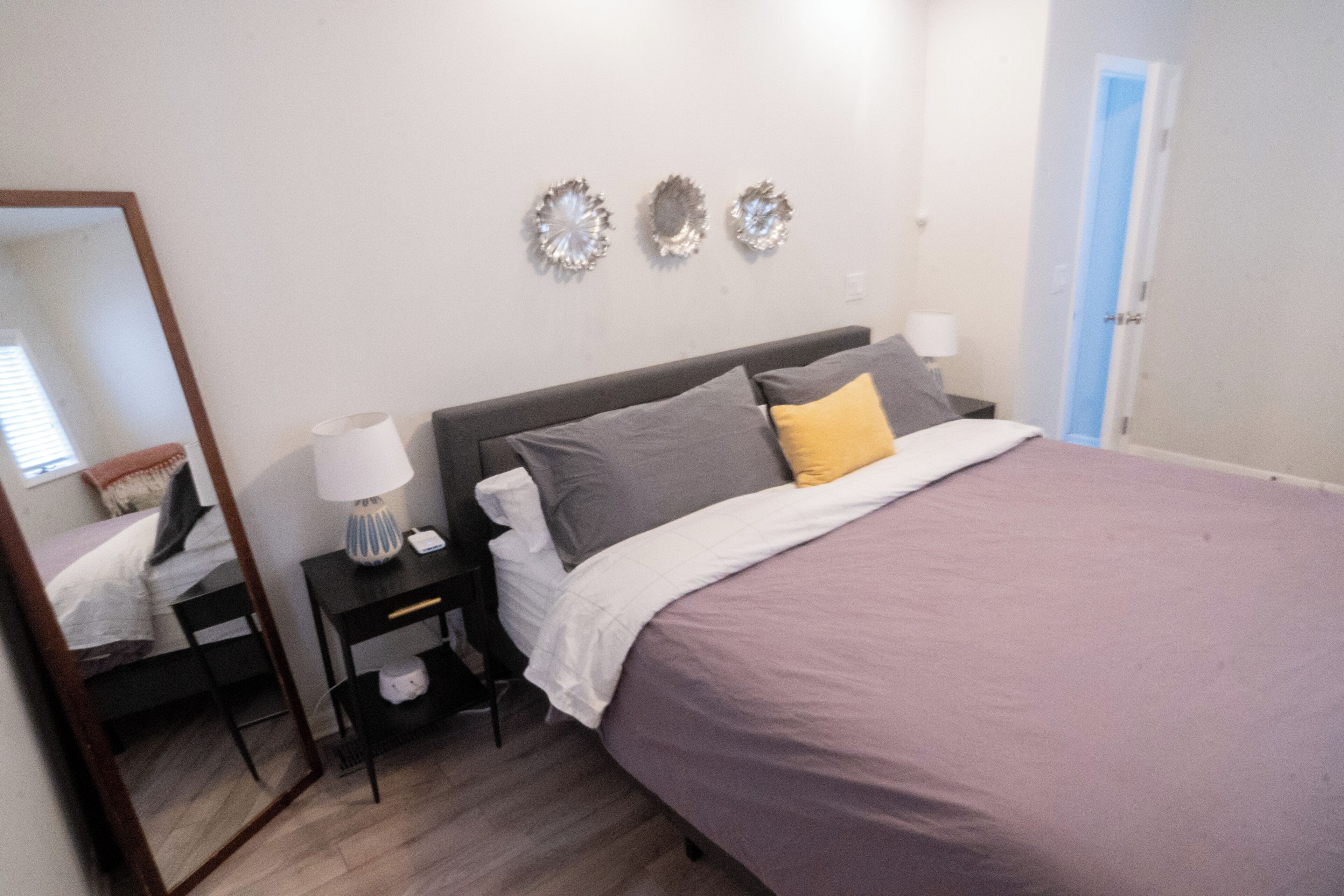 2 chambres, fer et planche à repasser, lit de bébé portatif