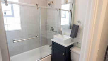 Combined shower/bathtub, hair dryer, towels, soap