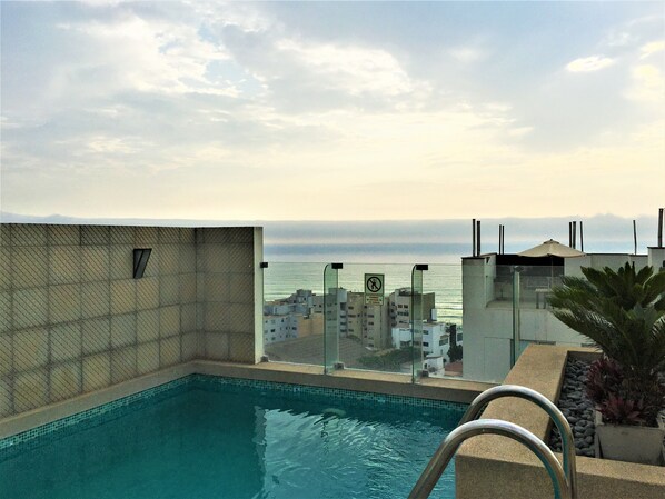 Indoor pool, outdoor pool - Superhost ❤️ Barranco 2BR Apt+Park +Gym +Pool +BBQ (Urb Confraternidad)