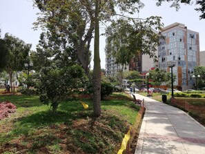 Property grounds - Superhost ❤️ Barranco 2BR Apt+Park +Gym +Pool +BBQ (Urb Confraternidad)