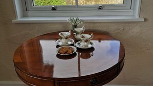 مكتب وتجهيزات عازلة للصوت وواي فاي مجانًا وملاءات أسرّة