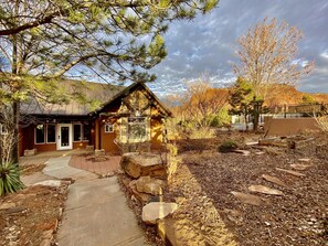 Exterior - Beautiful Lodge With Private Pool, Hot Tub, and Pickleball Court (Kanab)